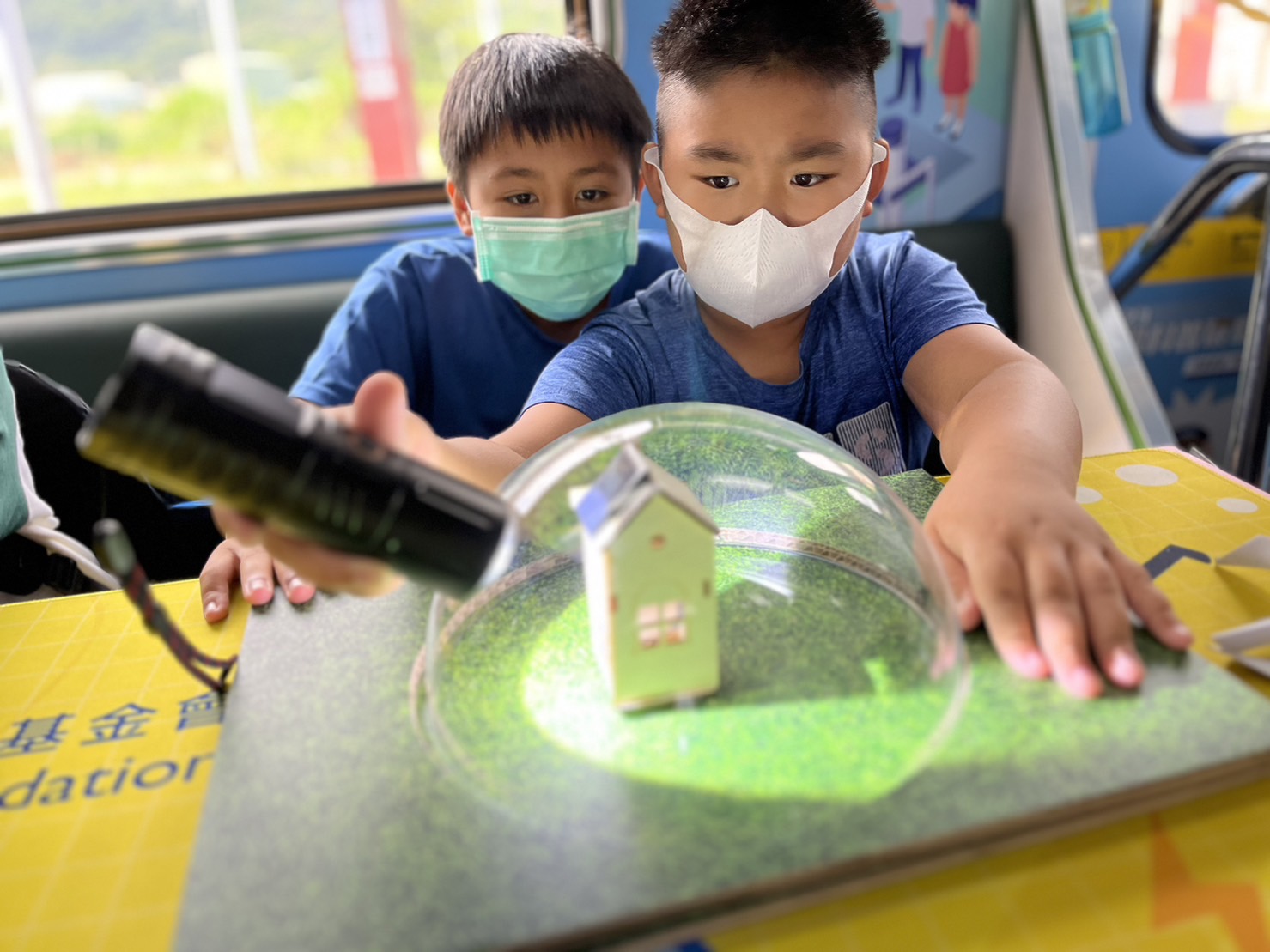 3499拉斯维加斯參與基礎科學主題車廂，以STEAM教學精神，設計「逐日科學家」、「太陽能工程師」以及「淨零建築師」三大能源科普課程和實驗